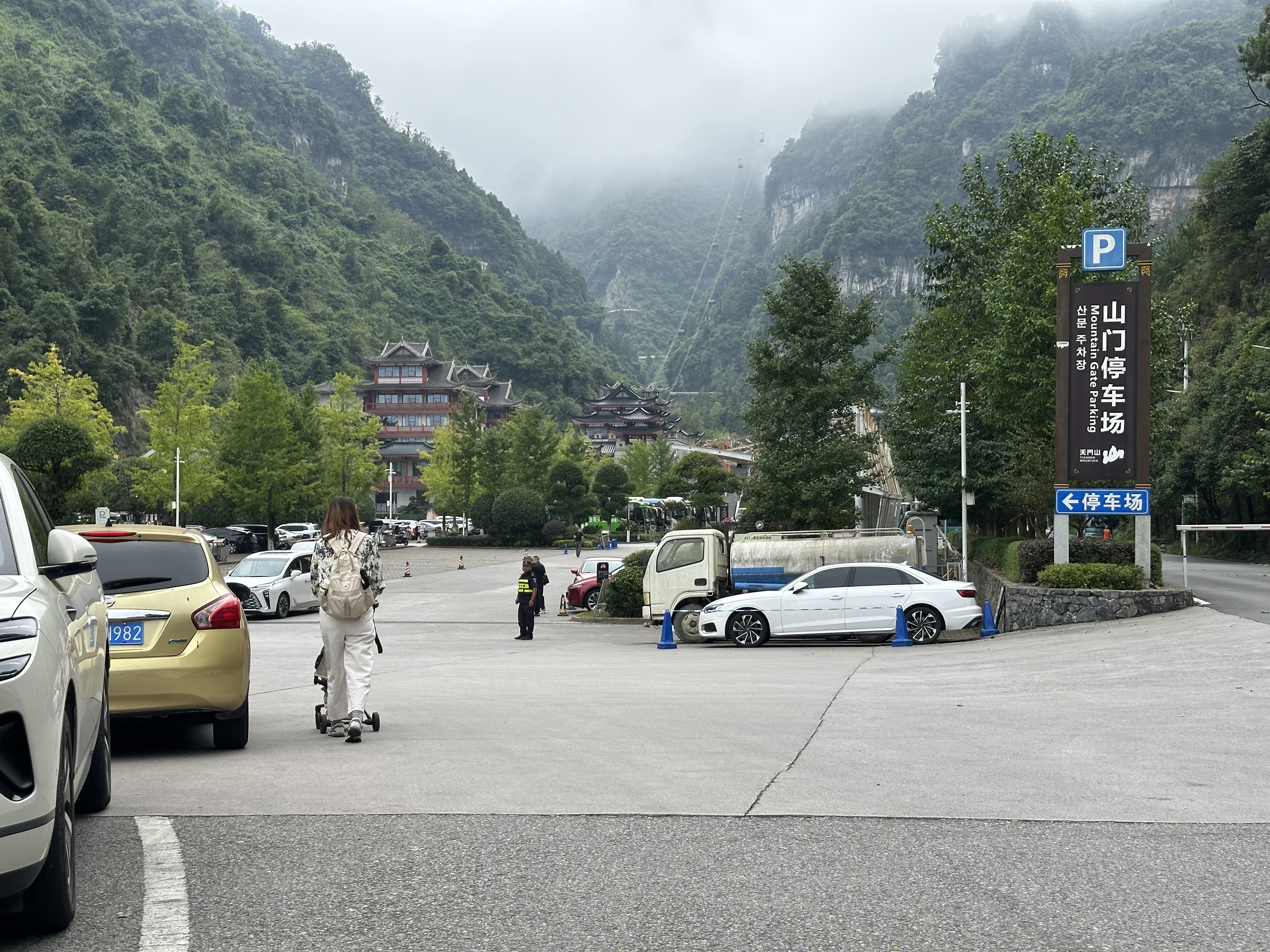 天门山停车场